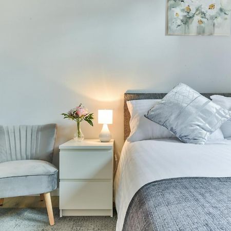 ヒースロー Royal Living Propertiesヴィラ エクステリア 写真