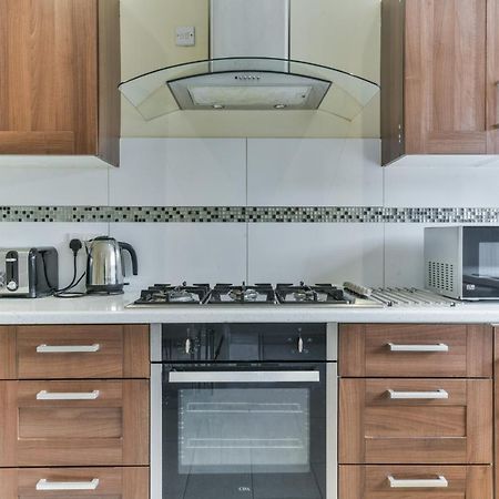 ヒースロー Royal Living Propertiesヴィラ エクステリア 写真