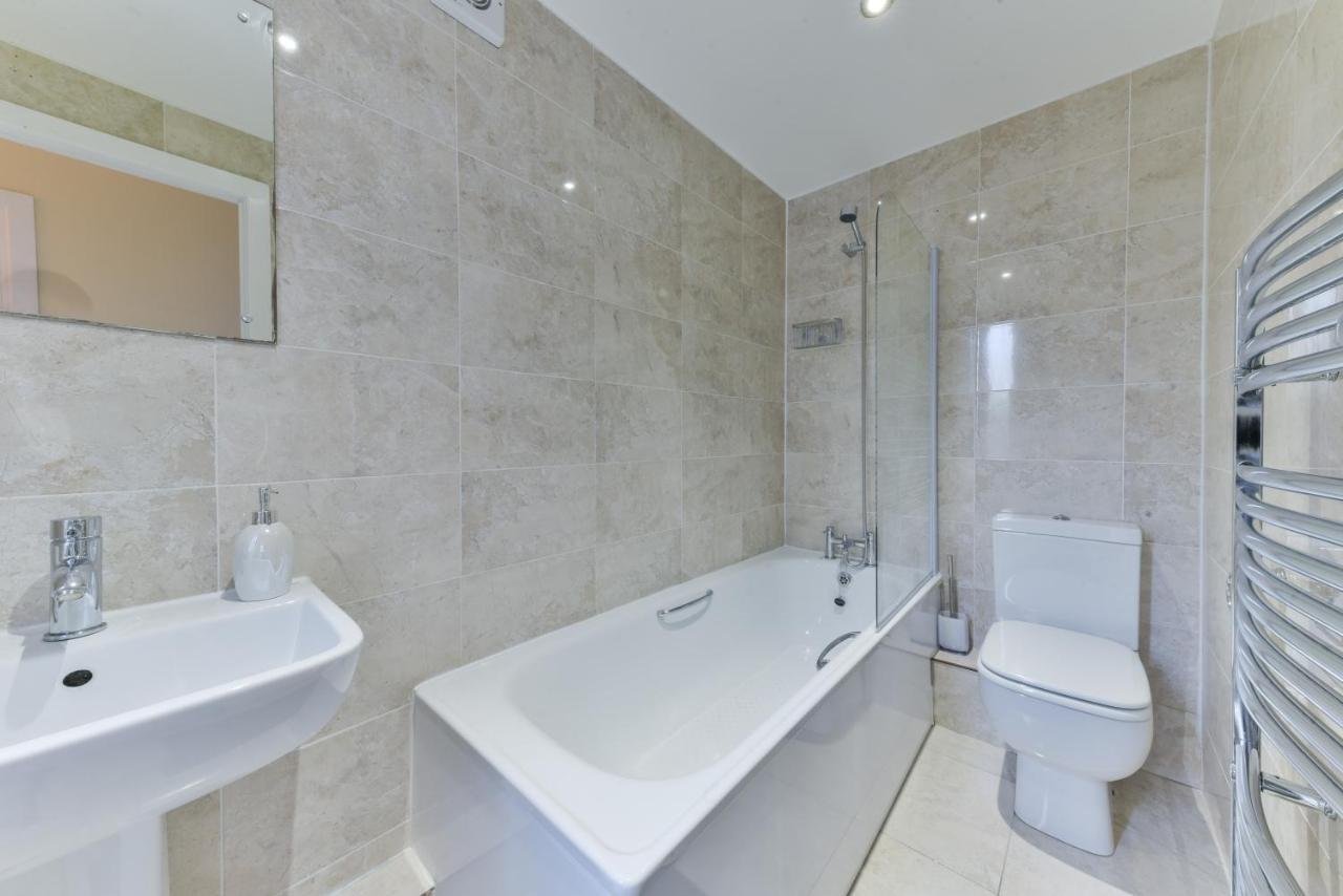 ヒースロー Royal Living Propertiesヴィラ エクステリア 写真
