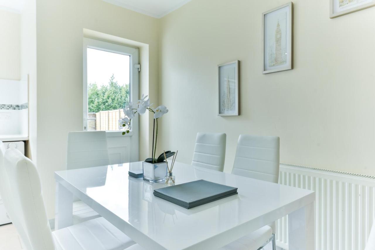 ヒースロー Royal Living Propertiesヴィラ エクステリア 写真